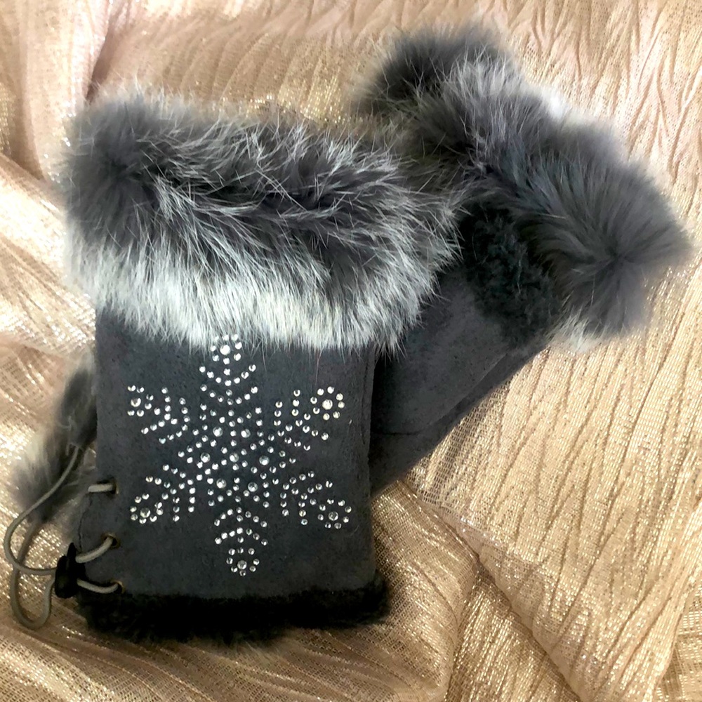 Gray fingerless suede glove